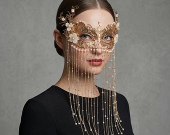 Goldene venezianische Maskeraden-Maske mit Perlenkette - elegante filigrane Ballmaske