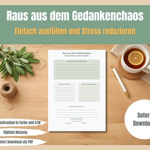 Könnte beinhalten: Ein digitaler Download-Druck mit dem Text "Raus aus dem Gedankenchaos" und "Einfach ausfüllen und Stress reduzieren". Das Bild enthält eine Tasse Tee mit einer Zitronenscheibe, einen Stift und einen Salbeizweig.