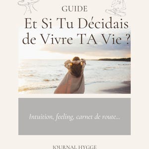 Peut inclure: Couverture de journal avec le titre "Et Si Tu Décidais de Vivre TA Vie ?" en police serif. L'image présente une personne sur une plage, avec le texte "Intuition, feeling, carnet de route..." et "JOURNAL HYGGE".