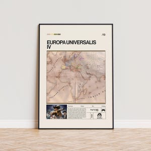 Könnte beinhalten: Ein gerahmtes Poster für das Spiel "Europa Universalis IV". Der Hintergrund ist beige und zeigt eine detaillierte Karte von Europa und den umliegenden Regionen. Der Titel ist schwarz, mit Spielinformationen und einem kleinen Bild.