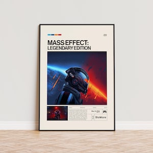 Pode incluir: Um poster emoldurado para "Mass Effect: Legendary Edition" com um capacete espacial em um fundo vermelho e azul. O poster inclui o título do jogo, uma pequena imagem e o logotipo da BioWare. O poster está em uma moldura preta.