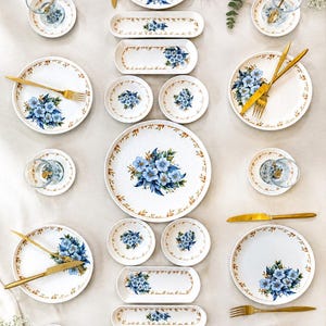 Juego de desayuno de cerámica azul con estampado floral para 12 personas, elegantes piezas de vajilla.