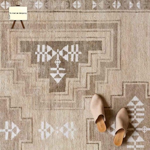 Handgeknüpfter Oushak-Teppich: Beunruhigte Wolle in warm-weißem Design der amerikanischen Vintage-Teppiche