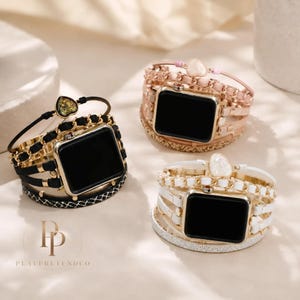 Puede incluir: Tres correas de reloj inteligente en oro, negro, blanco y oro rosa. Cada correa presenta cadenas decorativas, correas de cuero y detalles de piedras preciosas. Las correas están diseñadas para adaptarse a un reloj inteligente.