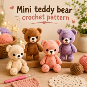 Pode incluir: Quatro mini ursinhos de crochê em creme, castanho, rosa e roxo. Os ursos têm olhos pretos e narizes castanhos. A imagem inclui o texto "Mini teddy bear crochet pattern".