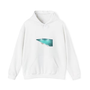 Könnte beinhalten: Weißer Kapuzenpullover mit einer Vordertasche und einer Kapuze mit Kordelzug. Der Kapuzenpullover zeigt eine Grafik eines Schwimmbeckens mit türkisfarbenem Wasser und einer Leiter. Das Becken wird von Deckenleuchten beleuchtet.