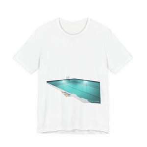 Könnte beinhalten: Weißes T-Shirt mit einer Grafik eines Schwimmbeckens mit türkisfarbenem Wasser, einer Leiter und dem Schriftzug "DEEP END". Das Shirt hat einen Rundhalsausschnitt und kurze Ärmel.