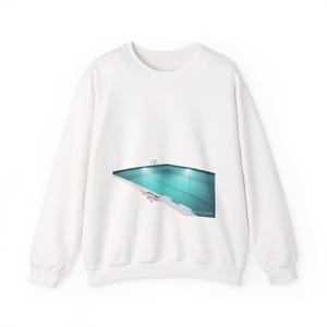 Könnte beinhalten: Weißes Sweatshirt mit Rundhalsausschnitt und einem türkisfarbenen Schwimmbad-Motiv. Das Schwimmbad hat eine Leiter und die Aufschrift "DEEP END". Das Sweatshirt ist aus weichem Material und hat lange Ärmel.