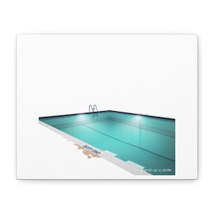 Könnte beinhalten: Leinwanddruck mit einem rechteckigen Schwimmbecken mit türkisfarbenem Wasser. Das Becken hat eine Leiter und die Worte "DEEP END" sind sichtbar. Datum und Uhrzeit "1998-07-12 23:24 Uhr" sind ebenfalls angegeben.