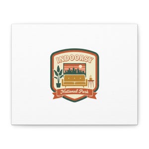 Könnte beinhalten: Leinwanddruck mit einem Grafikdesign im Retro-Stil. Das Design enthält den Text "INDOORSY National Park" mit einer Illustration einer Skyline, eines Sofas, einer Pflanze und einer Kaffeetasse. Die Farbpalette besteht aus Orange, Grün und Braun.