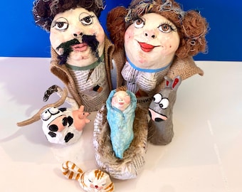Mini Handmade Nativity Scene with kitten, Sagrada Família Moderna Handgemachte Krippenfiguren – Einzigartige Pappmaché Weihnachtskrippe