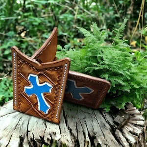 CONJUNTO: Cartera de cuero genuino con tarjetero a juego/tarjeta de crédito Handtooled. Patrón de cuadros grandes con cruz turquesa.