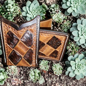 CONJUNTO: Cartera de cuero genuino con tarjetero a juego/tarjeta de crédito Handtooled. Patrón de cuadros grande de dos tonos.