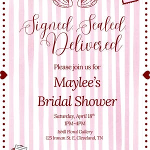 Pode incluir: Convite para chá de panela listrado em rosa e branco com o texto "Signed, Sealed, Delivered". Apresenta uma ilustração de cisnes, um selo em forma de coração e os detalhes do chá de panela de Maylee em 18 de abril.
