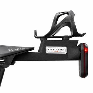 Könnte beinhalten: Eine schwarze Fahrradsattelhalterung mit fi'zi:k-Logo, Optiaero Lab-Etikett, schwarzem Flaschenhalter und vertikalem Rücklicht mit leuchtender roter LED. Die Halterung besteht aus mattschwarzem Material und hat sichtbare Befestigungselemente.