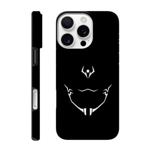 Könnte beinhalten: Eine schwarze Smartphone-Hülle mit einem weißen Grafikdesign auf der Rückseite. Das Design besteht aus einem stilisierten, kantigen Emblem über einem scharfen, symmetrischen Linienmuster. Die Hülle hat Aussparungen für die Kamera und die Seitentasten.