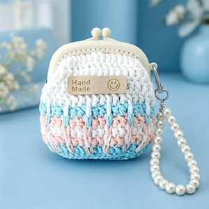 Monedero de ganchillo hecho a mano con correa de perlas, mini estuche con cierre de beso para auriculares y pintalabios, bonita cartera de ganchillo estilo boho, regalo pequeño y único para ella.
