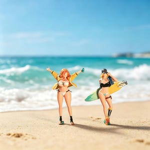 Puede incluir: Dos figuras de mujeres en una playa. Una lleva una chaqueta amarilla y un bikini blanco, con los brazos levantados. La otra sostiene una tabla de surf, con un bikini negro y una gorra. El océano y el cielo están al fondo.