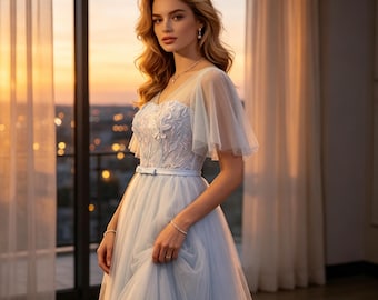 Maßgeschneidertes, hellblaues Tüll-Abendkleid, individuelle Silhouette, vollständig gefüttertes Oberteil, transparente Ärmel