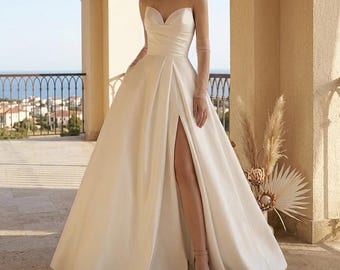 Vestido de novia sin tirantes corte A, vestido de novia de satén, vestido de novia elegante minimalista con abertura, vestido de novia para boda en la playa, vestido de novia de verano