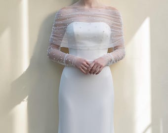 Bolero nupcial de tul perlado: Chaqueta de boda con hombros descubiertos y mangas transparentes.