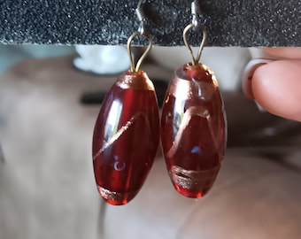 Boho Vintage Tschechische Glas Ohrringe auf durchbohrtem Draht. Granat-farbene große baumelnde Perle mit Gold-Swirl.