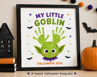 Puede incluir: Una impresión enmarcada con el texto MY LITTLE GOBLIN en morado y verde, con dos huellas de manos verdes que forman orejas sobre una cara de duende. El texto HALLOWEEN 2026 aparece en la parte inferior, rodeado de pequeños murciélagos y estrellas.