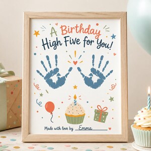 Könnte beinhalten: Ein gerahmter Geburtstagsdruck mit dem Text A Birthday High Five for You! in Blau und Orange, zwei blauen Handabdrücken, einem Cupcake, einem Luftballon und einem Geschenk. Unten steht der Text Made with love by gefolgt von einer Leerzeile.