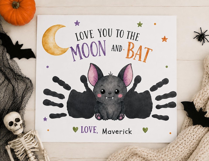 Puede incluir: Una l&aacute;mina cuadrada blanca con una ilustraci&oacute;n en acuarela de un murci&eacute;lago gris con orejas rosas. El texto dice LOVE YOU TO THE MOON AND BAT y LOVE, MAVERICK. Dos huellas de manos negras forman las alas, junto a una luna de color amarillo.
