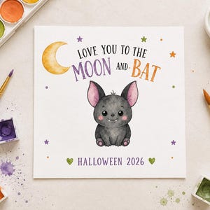 Puede incluir: Una tarjeta cuadrada con una ilustraci&oacute;n en acuarela de un murci&eacute;lago gris con orejas y mejillas rosadas. El texto dice LOVE YOU TO THE MOON AND BAT y HALLOWEEN 2026. Una luna creciente amarilla, peque&ntilde;as estrellas moradas y verdes y corazones verdes.