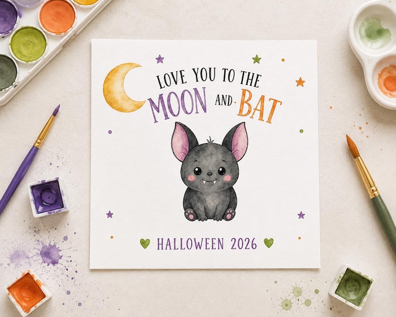 Puede incluir: Una tarjeta cuadrada con una ilustraci&oacute;n en acuarela de un murci&eacute;lago gris con orejas y mejillas rosadas. El texto dice LOVE YOU TO THE MOON AND BAT y HALLOWEEN 2026. Una luna creciente amarilla, peque&ntilde;as estrellas moradas y verdes y corazones verdes.