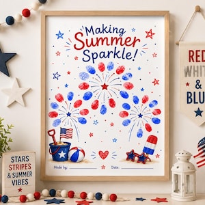 Puede incluir: Una lámina enmarcada con el texto Making Summer Sparkle! que muestra fuegos artificiales hechos con huellas dactilares rojas y azules, un cubo de playa con una bandera estadounidense, una pelota, un helado y gafas de sol.