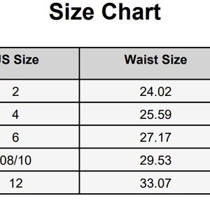 Może przedstawiać: Tabela rozmiar&oacute;w z tytułem "Size Chart". Wyświetla rozmiary od XS do XL, z odpowiadającymi im rozmiarami amerykańskimi, obwodami talii w calach i długościami sp&oacute;dnic w calach. Obwody talii wahają się od 61,01 cm do 83,99 cm.