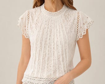 Blusa blanca de encaje, cuello alto victoriano, manga corta romántica, top floral con ribete de ganchillo.