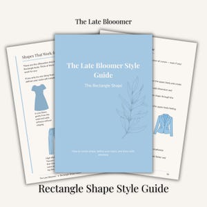Op de afbeelding: Een lichtblauwe stijlgids getiteld "The Late Bloomer Style Guide" met de ondertitel "The Rectangle Shape". De gids bevat illustraties van kleding en tekst. De gids is omgeven door twee andere pagina's met tekst en illustraties.