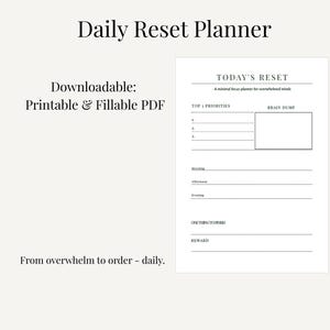 Può includere: Un pianificatore giornaliero PDF stampabile e compilabile, intitolato "Daily Reset Planner". Il pianificatore include sezioni per le priorità principali, un "brain dump" e un programma giornaliero. Il testo "Today's Reset" è in alto.