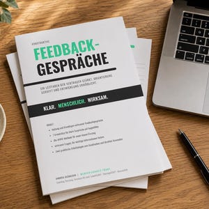May include: A white booklet titled KONSTRUKTIVE FEEDBACK-GESPRÄCHE with black and green text. The cover features a subtitle, a list of contents, and the phrase KLAR. MENSCHLICH. WIRKSAM. on a black horizontal bar, printed on a stack of paper.
