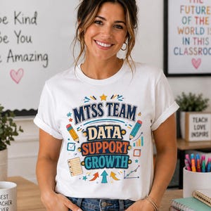 Könnte beinhalten: Ein weißes Kurzarm-T-Shirt mit einem farbenfrohen Grafikdruck mit dem Text MTSS TEAM, DATA, SUPPORT und GROWTH. Das Design enthält Illustrationen von Bleistiften, einem Notizbuch, Pfeilen und Diagrammen in den Farben Blau, Orange und Gelb.