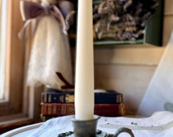 Candelabro de peltre antiguo / Candelabro pequeño con asa para dedo / Decoración rústica de casa de campo / Originales