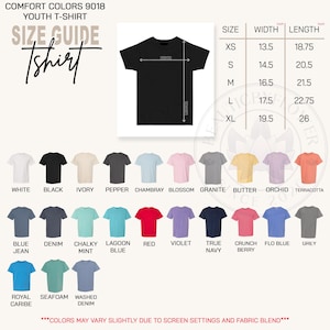 Może przedstawiać: Tabela rozmiar&oacute;w koszulek młodzieżowych Comfort Colors 9018 z czarną sylwetką koszulki i strzałkami wymiar&oacute;w. Tabela zawiera rozmiary od XS do XL w calach. Poniżej znajduje się wzornik kolor&oacute;w przedstawiający 25 opcji kolorystycznych koszulek.