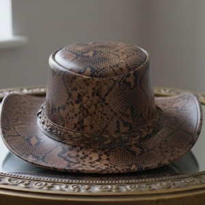 Cappello da cowboy in pelle di serpente marrone, fedora western con fascia intrecciata, copricapo grintoso per festival.