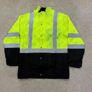 Puede incluir: Chaqueta de seguridad de alta visibilidad en amarillo neón y negro. La chaqueta presenta rayas plateadas reflectantes, una parte delantera abotonada y el texto "COMFORT ZONE GEAR" impreso en la tela amarilla neón. La parte inferior de la chaqueta es negra.