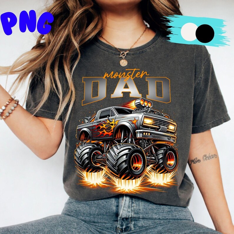 Pode incluir: T-shirt cinza escuro com um design de monster truck e o texto "monster DAD". O caminh&atilde;o &eacute; prateado com chamas laranja e pneus pretos grandes. O design inclui detalhes em laranja e amarelo, criando um gr&aacute;fico din&acirc;mico e atraente.