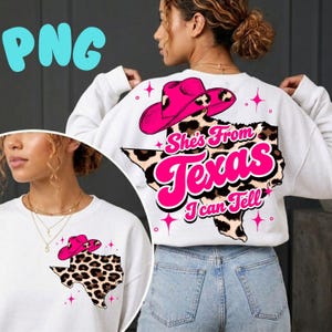 Puede incluir: Sudadera blanca con un gráfico que presenta un sombrero de vaquero rosa, un contorno de Texas con estampado de leopardo y el texto "She's From Texas I can Tell". El diseño incluye estrellas rosas.