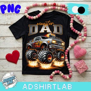 Pode incluir: Camiseta preta com um gr&aacute;fico de um monster truck e as palavras "monster DAD" em laranja e cinza. O caminh&atilde;o tem chamas e pneus grandes. A camiseta &eacute; cercada por itens decorativos.