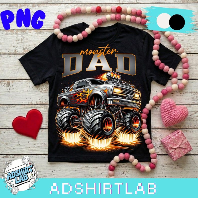 Pode incluir: Camiseta preta com um gr&aacute;fico de um monster truck e as palavras "monster DAD" em laranja e cinza. O caminh&atilde;o tem chamas e pneus grandes. A camiseta &eacute; cercada por itens decorativos.