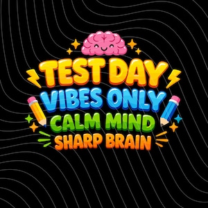 Puede incluir: Taza de cerámica blanca con asa negra y la frase "But First, Coffee" en negro. La taza se muestra sobre un fondo borroso, sugiriendo un ambiente acogedor.