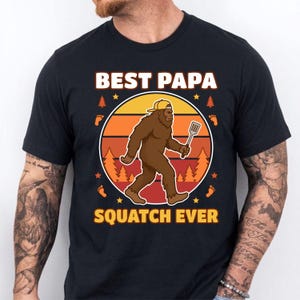 Maglietta divertente con la scritta "Best Papa Squatch Ever" in formato PNG e SVG, regalo per papà Bigfoot, leggenda Sasquatch, tema esterno, tramonto e umorismo.