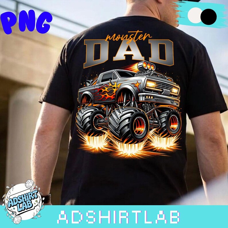 Pode incluir: Camiseta preta com um gr&aacute;fico de monster truck e o texto "monster DAD". O caminh&atilde;o &eacute; prateado e laranja, com chamas e pneus grandes. O design da camiseta &eacute; da ADSHIRTLAB.