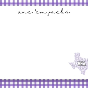 以下が含まれることがあります： 紫色のギンガムチェックの縁取りが付いた白いメモ帳。「axe 'em jacks」というテキストが上部に筆記体で書かれています。テキサス州のスケッチに「SFA」が描かれており、右下に配置されています。